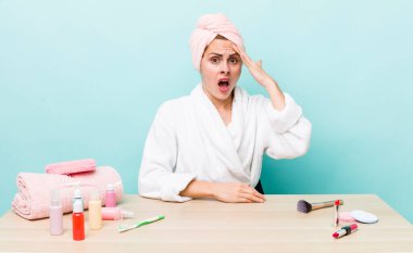 Genç, güzel bir kadın şaşırmış görünüyor, yeni bir düşünce, fikir ya da konsept fark ediyor. uydurma konsepti