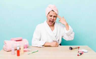 Genç ve güzel bir kadın mutsuz ve stresli görünüyor, intihar jesti silah işareti yapıyor. uydurma konsepti