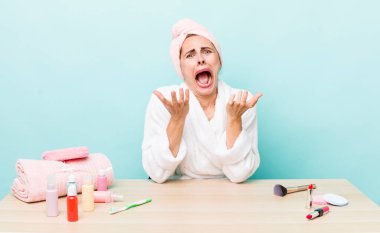 Genç ve güzel bir kadın umutsuz, hayal kırıklığına uğramış ve stresli görünüyor. uydurma konsepti