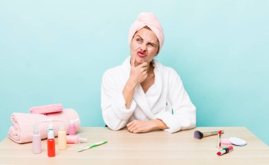 Genç, güzel bir kadın düşünüyor, kuşkulu ve şaşkın hissediyor. uydurma konsepti