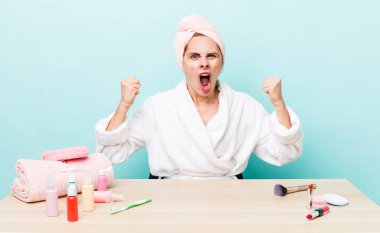 Genç ve güzel bir kadın sinirli bir ifadeyle agresif bir şekilde bağırıyor. uydurma konsepti