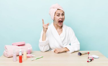 Genç ve güzel bir kadın bir fikri fark ettikten sonra mutlu ve heyecanlı bir dahi gibi hissediyor. uydurma konsepti