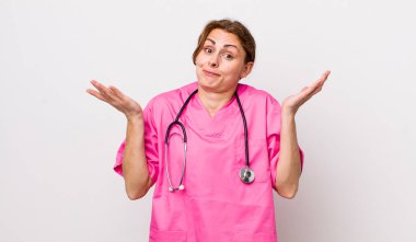 Genç ve güzel bir kadın şaşkın, şaşkın ve şüpheci hissediyor. Veterinerlik kavramı