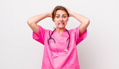 Genç ve güzel bir kadın gergin, endişeli ya da korkmuş hissediyor. Elleri başının üstünde. Veterinerlik kavramı