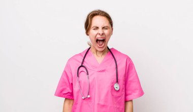 Genç ve güzel bir kadın agresif bir şekilde bağırıyor, çok kızgın görünüyor. Veterinerlik kavramı