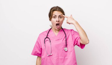 Genç, güzel bir kadın şaşırmış görünüyor, yeni bir düşünce, fikir ya da konsept fark ediyor. Veterinerlik kavramı