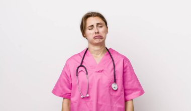 Genç, güzel bir kadın üzgün ve mızmızlanıyor. Mutsuz bir bakışı var ve ağlıyor. Veterinerlik kavramı