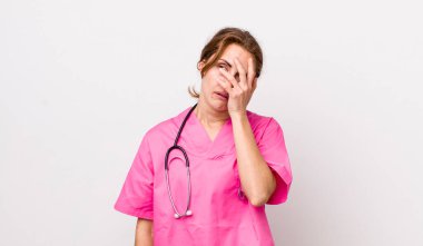 Genç ve güzel bir kadın sıkıcı, bıkkın ve uykulu hissediyor. Veterinerlik kavramı