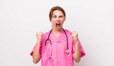 Genç ve güzel bir kadın sinirli bir ifadeyle agresif bir şekilde bağırıyor. Veterinerlik kavramı