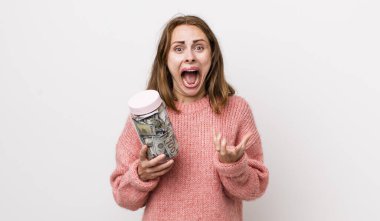 Genç ve güzel bir kadın umutsuz, hayal kırıklığına uğramış ve stresli görünüyor. kaydetme kavramı