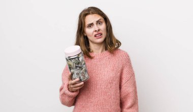 Genç ve güzel bir kadın şaşkın ve şaşkın hissediyor. kaydetme kavramı