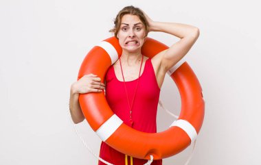 Genç ve güzel bir kadın gergin, endişeli ya da korkmuş hissediyor. Elleri başının üstünde. cankurtaran konsepti