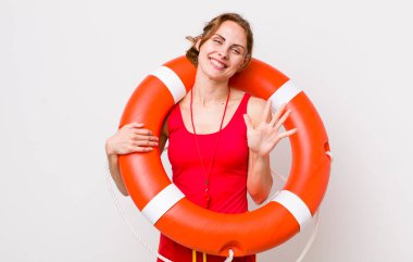 Genç, güzel bir bayan gülümsüyor ve arkadaş canlısı görünüyor, beş numarayı gösteriyor. cankurtaran konsepti