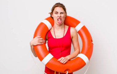 Genç ve güzel bir kadın iğreniyor, sinirleniyor ve dilini çıkarıyor. cankurtaran konsepti