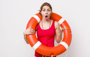 Genç ve güzel bir kadın şok olmuş ve şaşırmış hissediyor. cankurtaran konsepti