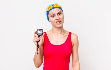 Genç ve güzel bir kadın şaşkın ve şaşkın hissediyor. Zamanlayıcı ile yüzücü