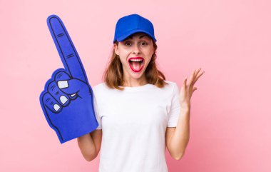 Genç ve güzel bir kadın inanılmaz bir şey karşısında kendini mutlu ve şaşkın hissediyor. Bir numaralı hayran konsepti