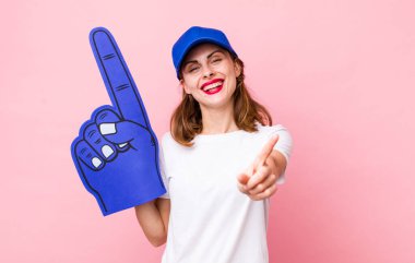 Genç ve güzel bir kadın gururla gülümsüyor ve kendinden emin bir numara oluyor. Bir numaralı hayran konsepti