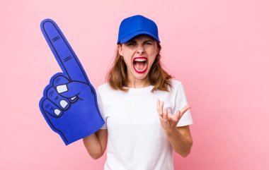 Genç ve güzel bir kadın sinirli, sinirli ve sinirli görünüyor. Bir numaralı hayran konsepti