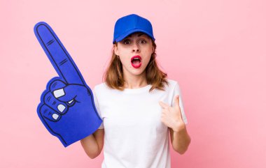 Şok olmuş ve ağzı açık, kendini gösteren genç ve güzel bir kadın. Bir numaralı hayran konsepti