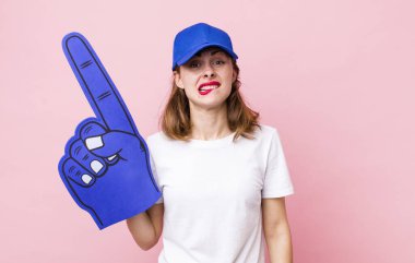 Genç, güzel bir kadın kafası karışmış ve şaşkın görünüyor. Bir numaralı hayran konsepti