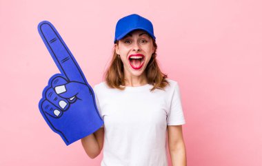 Genç ve güzel bir kadın mutlu ve hoş bir şekilde şaşırmış görünüyor. Bir numaralı hayran konsepti