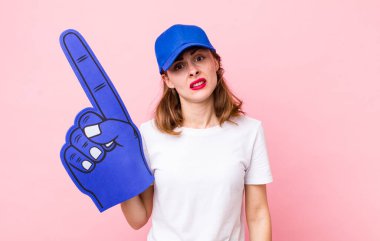 Genç ve güzel bir kadın şaşkın ve şaşkın hissediyor. Bir numaralı hayran konsepti