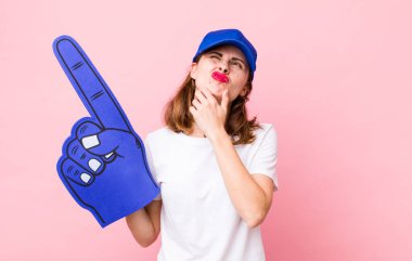 Genç, güzel bir kadın düşünüyor, kuşkulu ve şaşkın hissediyor. Bir numaralı hayran konsepti