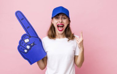 Genç ve güzel bir kadın bir fikri fark ettikten sonra mutlu ve heyecanlı bir dahi gibi hissediyor. Bir numaralı hayran konsepti