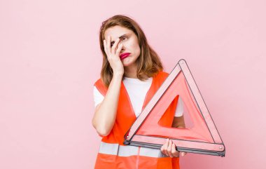 Genç ve güzel bir kadın sıkıcı, bıkkın ve uykulu hissediyor. araba üçgeni acil durum kavramı