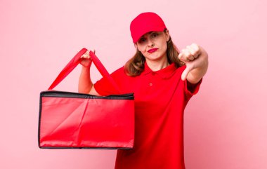 Genç ve güzel bir kadın kendini kötü hissediyor, baş parmağını kaldırıyor. Pizza teslimatı kavramı