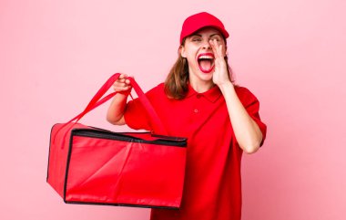 Genç, güzel bir kadın kendini mutlu hissediyor. Elleri ağzının kenarında bağırıyor. Pizza teslimatı kavramı