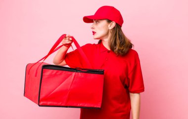 Profil görünümlü genç, güzel bir kadın hayal kuruyor ya da hayal kuruyor. Pizza teslimatı kavramı