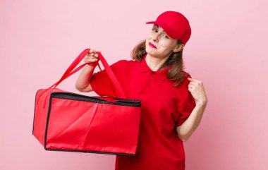 Genç ve güzel bir kadın kibirli, başarılı, pozitif ve gururlu görünüyor. Pizza teslimatı kavramı