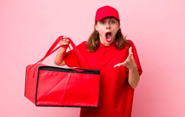 Genç ve güzel bir kadın inanılmaz bir sürprizle şaşkına döndü ve hayrete düştü. Pizza teslimatı kavramı