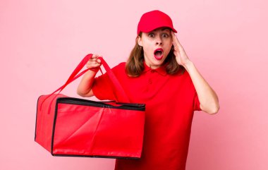 Genç, güzel bir kadın şaşırmış görünüyor, yeni bir düşünce, fikir ya da konsept fark ediyor. Pizza teslimatı kavramı