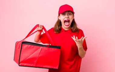 Genç ve güzel bir kadın umutsuz, hayal kırıklığına uğramış ve stresli görünüyor. Pizza teslimatı kavramı