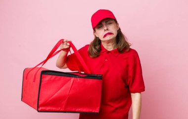 Genç, güzel bir kadın üzgün ve mızmızlanıyor. Mutsuz bir bakışı var ve ağlıyor. Pizza teslimatı kavramı
