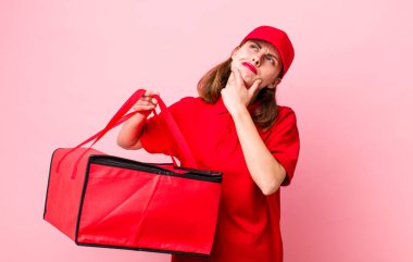 Genç, güzel bir kadın düşünüyor, kuşkulu ve şaşkın hissediyor. Pizza teslimatı kavramı