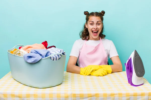 Giovane Bella Donna Che Sembra Felice Piacevolmente Sorpreso Concetto Casa — Foto Stock