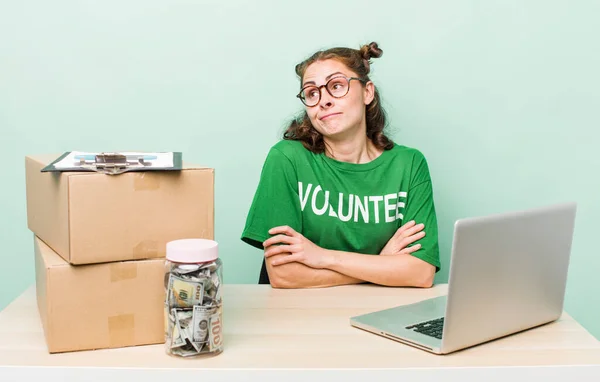 Young Pretty Woman Shrugging Feeling Confused Uncertain Donation Volunteer Concept — Stockfoto