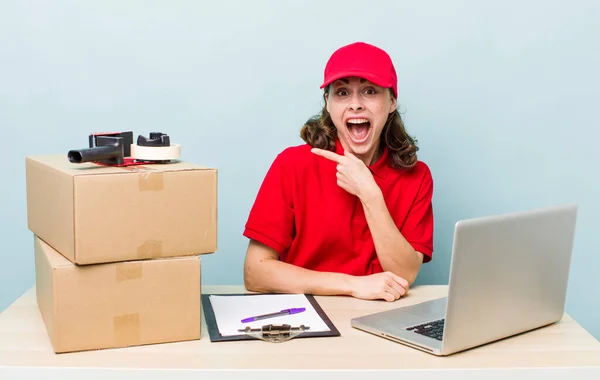 Young Pretty Woman Looking Excited Surprised Pointing Side Company Worker —  Fotos de Stock