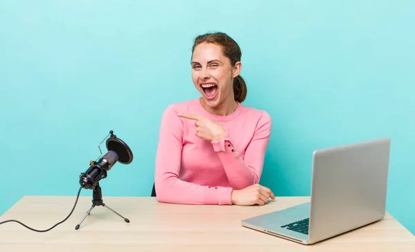 Young Pretty Woman Looking Excited Surprised Pointing Side Influencer Cocnept — ストック写真