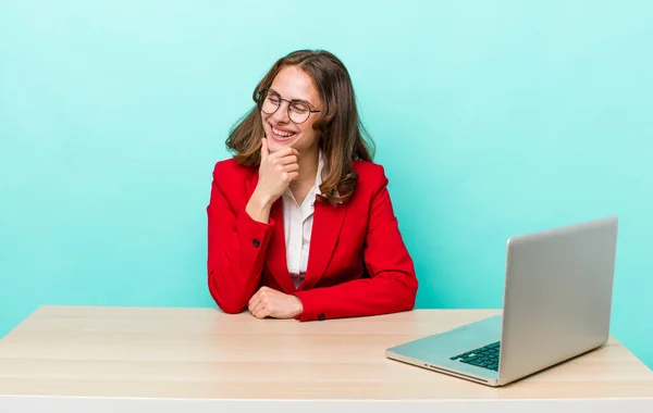 Joven Mujer Bonita Sonriendo Con Una Expresión Feliz Segura Con — Foto de Stock