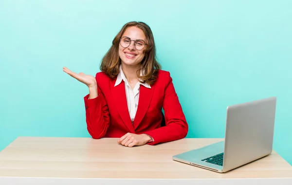 Joven Bonita Mujer Sonriendo Alegremente Sintiéndose Feliz Mostrando Concepto Concepto — Foto de Stock