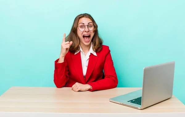 Ung Vacker Kvinna Känner Sig Som Glad Och Upphetsad Geni — Stockfoto