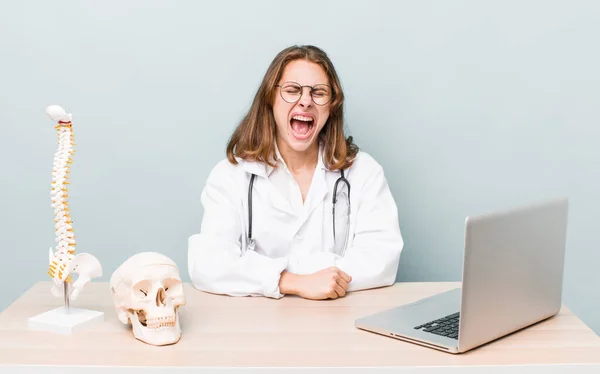 Young Pretty Woman Shouting Aggressively Looking Very Angry Spine Specialist — Photo