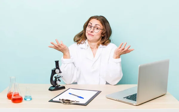Genç Güzel Bir Kadın Şaşkın Şaşkın Şüpheci Hissediyor Mikroskop Konseptine — Stok fotoğraf