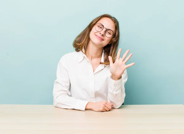 Young Pretty Woman Smiling Looking Friendly Showing Number Five Desk — Stockfoto