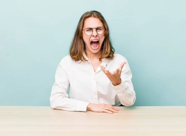 Young Pretty Woman Looking Angry Annoyed Frustrated Desk Business Concept — ストック写真